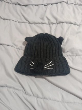 Gorro de punto con orejas y nariz de gato