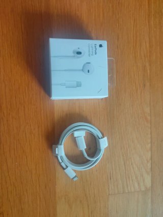 Auriculares EarPods Lightning y Cable Carga