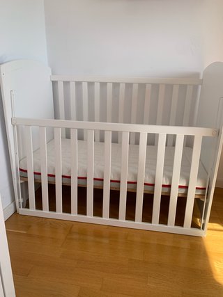 Cuna blanca de madera con colchón