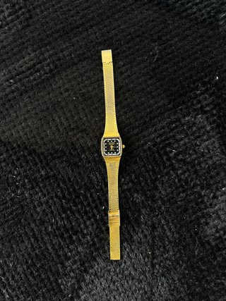 Reloj de pulsera dorado y negro