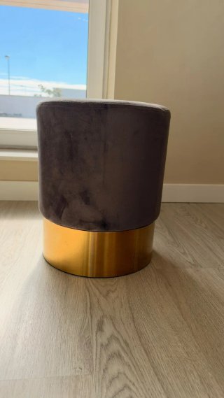 Pouf in velluto grigio con base dorata
