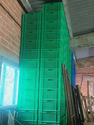 Cajas de plástico verdes apilables, precio por un