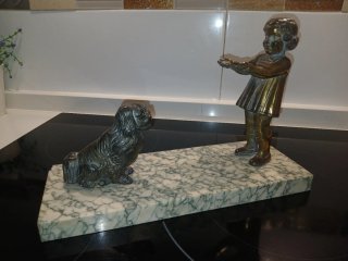 ESCULTURA ART DECO. NIÑA Y PERRITO. 1930. FRANCIA