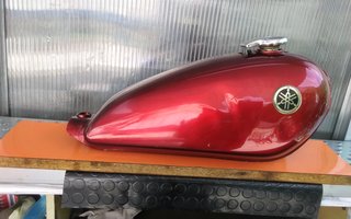 Depósito Yamaha Caferacer para Restaurar