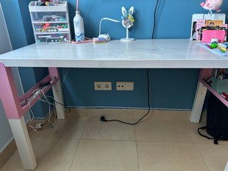 Escritorio y silla gamer rosa y blanco