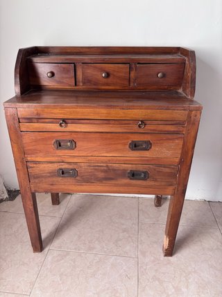 Escritorio pequeño de madera con cajones