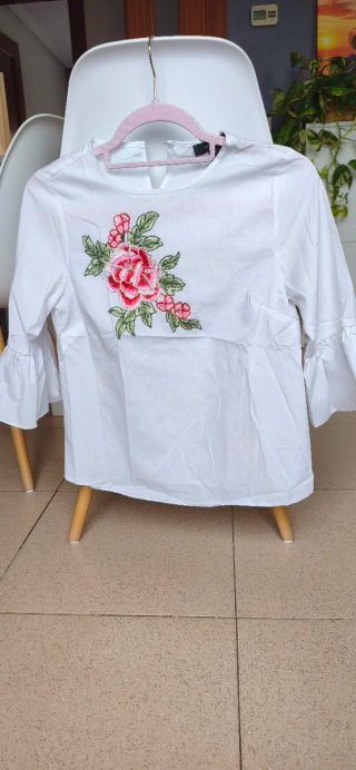 Camisa blanca con bordado floral