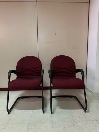 Sillas confidente tapizadas burdeos