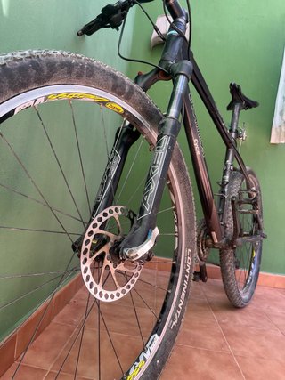 Bicicleta MTB Decathlon Rockrider negra.