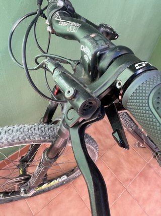 Bicicleta MTB Decathlon Rockrider negra.