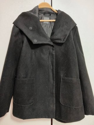 Abrigo negro con cuello ancho