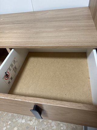 Armario de madera con cajones
