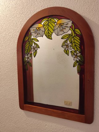 Espejo de madera con vidriera floral