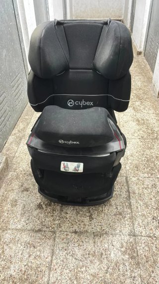 Silla para el coche de bebé Cybex.