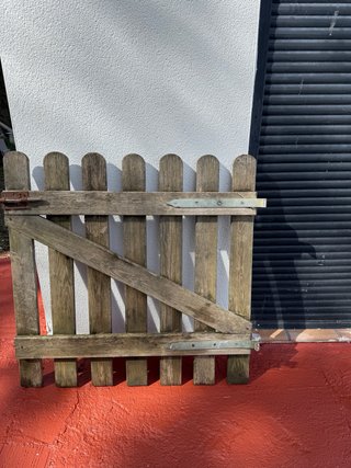 Puerta de madera para jardín