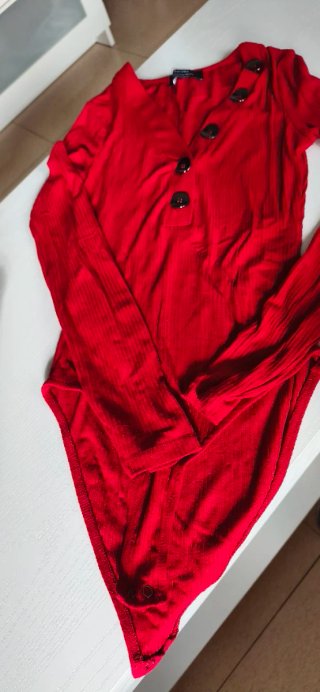 Body rojo manga larga botones