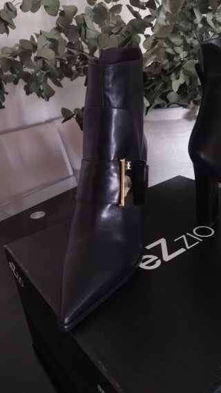 Botines de piel negros con detalle dorado