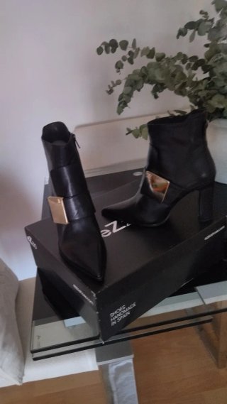Botines de piel negros con detalle dorado