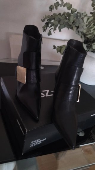 Botines de piel negros con detalle dorado