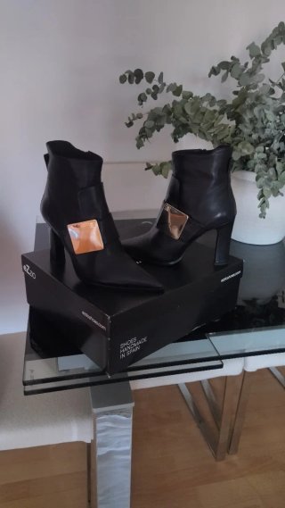 Botines de piel negros con detalle dorado