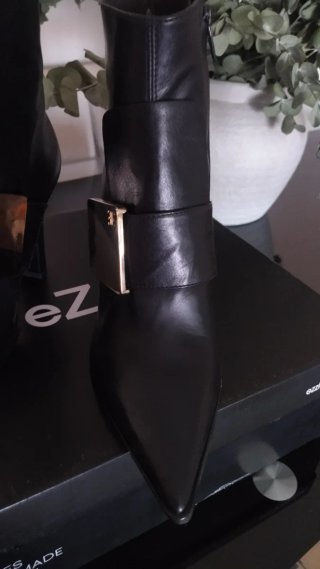Botines de piel negros con detalle dorado