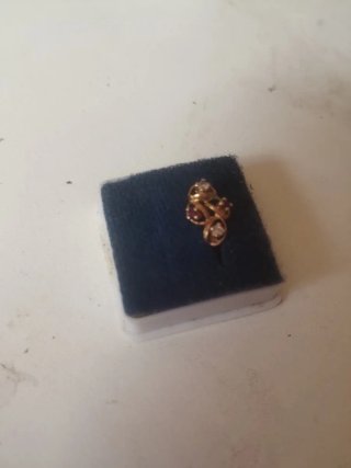 Pendiente imitación a oro con circonitas