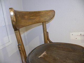 Silla antigua de madera para restaurar