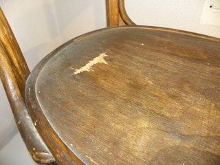 Silla antigua de madera para restaurar