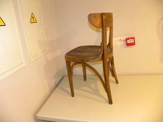 Silla antigua de madera para restaurar