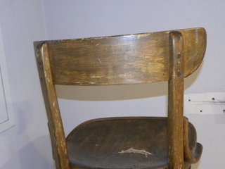 Silla antigua de madera para restaurar