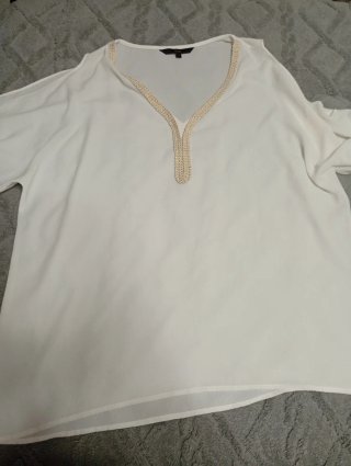 Blusa blanca con escote adornado