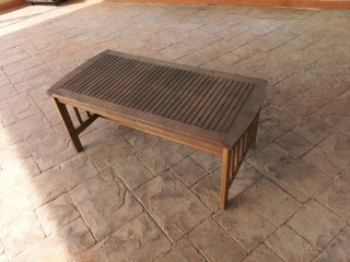 Mesa de madera rústica para exterior