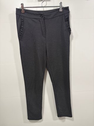 Pantalón de tela gris con volantes