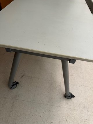 Mesa blanca con ruedas