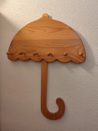 Perchero de madera con forma de paraguas