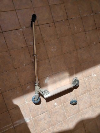 Patinete infantil plegable con rueda adicional.