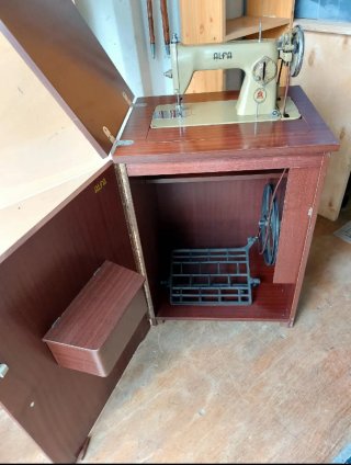 Máquina de coser Alfa con mueble
