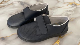 Zapatos azules oscuros para trabajar y comodidad.