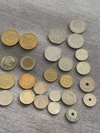 Lote de monedas internacionales variadas