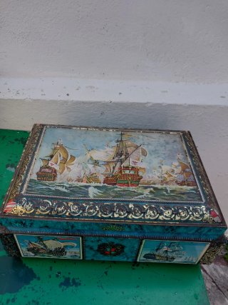 Grande scatola di latta vintage con oggetti vari