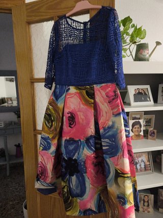 Vestido de fiesta azul con falda estampada.