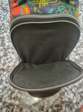 Mochila Totto con ruedas y diseño graffiti