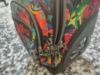 Mochila Totto con ruedas y diseño graffiti