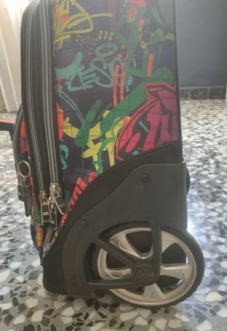 Mochila Totto con ruedas y diseño graffiti