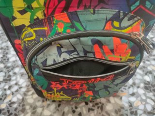 Mochila Totto con ruedas y diseño graffiti
