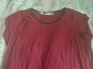 Camiseta de rayas rojas y negras