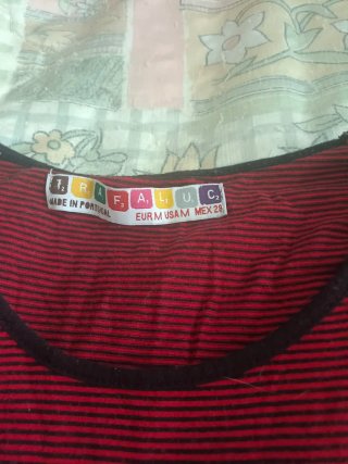 Camiseta de rayas rojas y negras