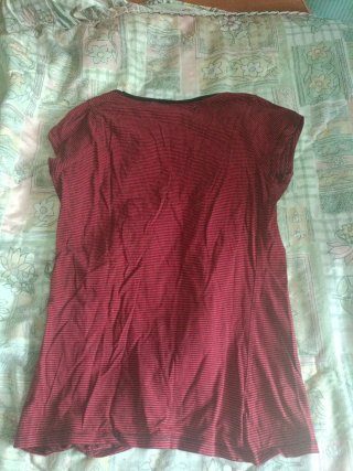Camiseta de rayas rojas y negras