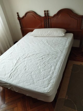Somier y colchón madera y tela