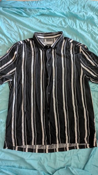 Camisa Bershka Negra a Rayas Manga Corta
